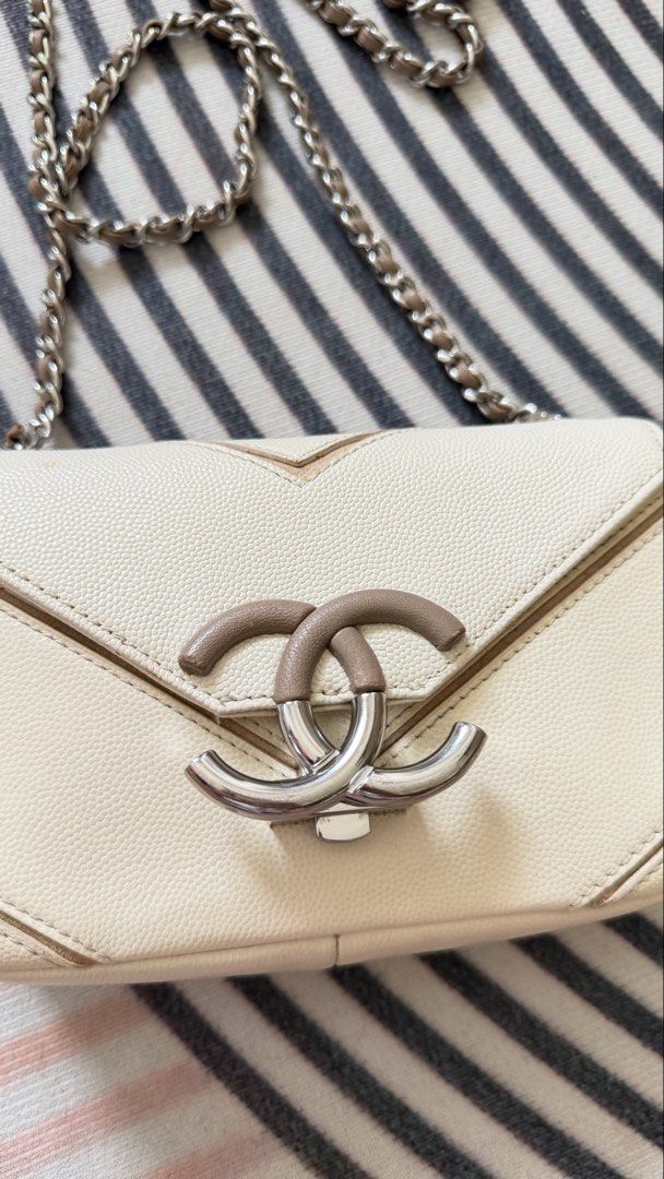 Chevron Flap mini bag (Category: Cross-body Bags) located in Caloocan City. Submitted by thriftshop_ph (Listing ID 1460925500, Image 2). Description: .