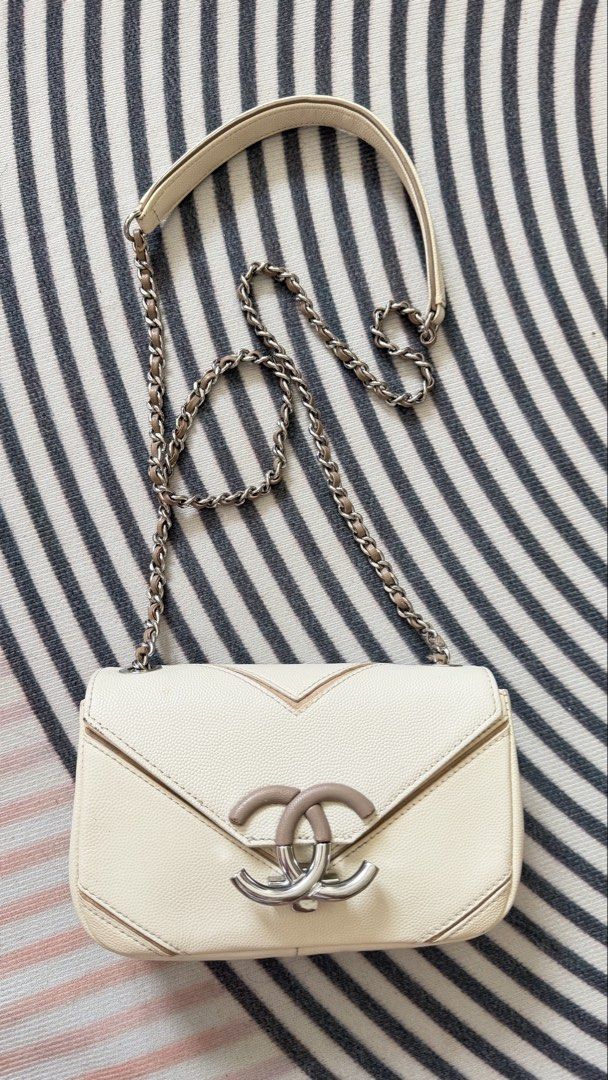 Chevron Flap mini bag (Category: Cross-body Bags) located in Caloocan City. Submitted by thriftshop_ph (Listing ID 1460925500, Image 1). Description: .