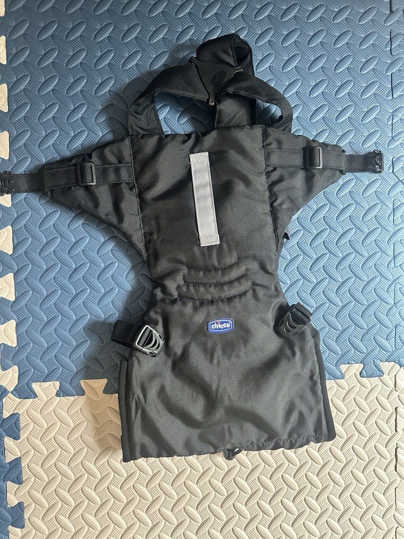 Chicco Easy Fit Baby Carrier (Category: Carriers & Slings) located in Manila. Submitted by elliane18 (Listing ID 1461006354, Image 1). Description: - Chicco baby carrier in black - Adjustable straps for a comfortable fit - Padded shoulder straps for extra comfort - Easy to buckle and unbuckle for convenience - Allows for hands-free carrying of your baby Location: Sampaloc, Manila.