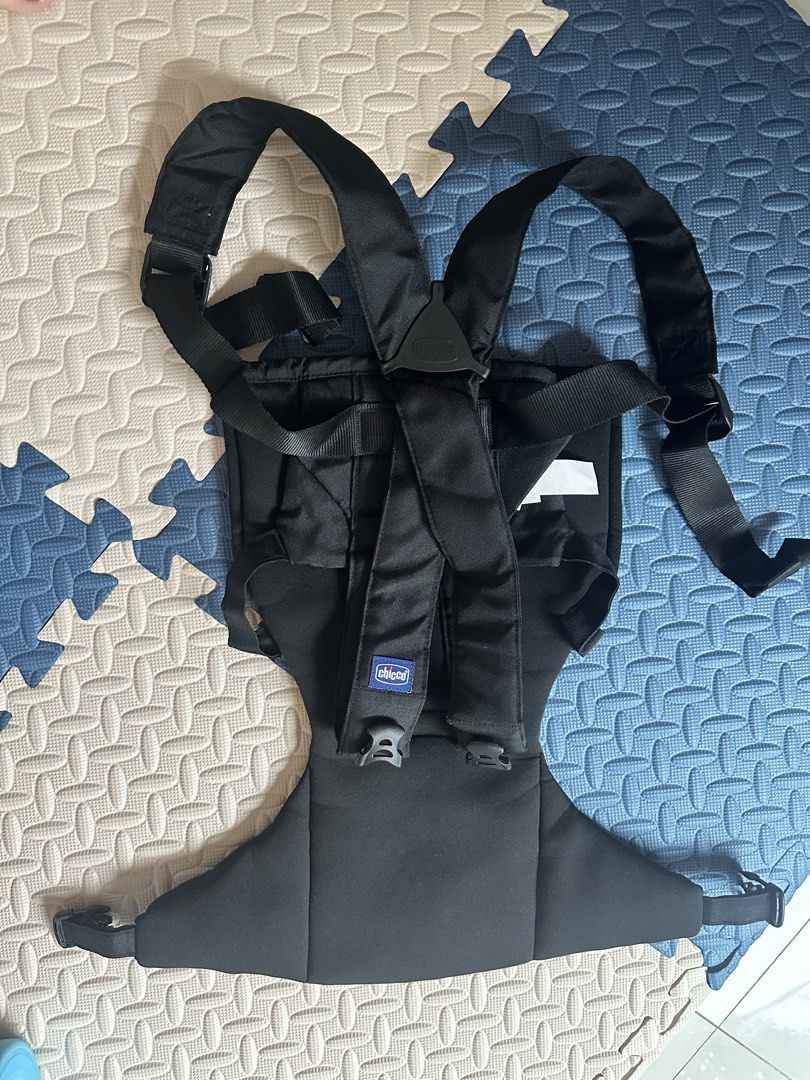 Chicco Easy Fit Baby Carrier (Category: Carriers & Slings) located in Manila. Submitted by elliane18 (Listing ID 1461006354, Image 2). Description: - Chicco baby carrier in black - Adjustable straps for a comfortable fit - Padded shoulder straps for extra comfort - Easy to buckle and unbuckle for convenience - Allows for hands-free carrying of your baby Location: Sampaloc, Manila.