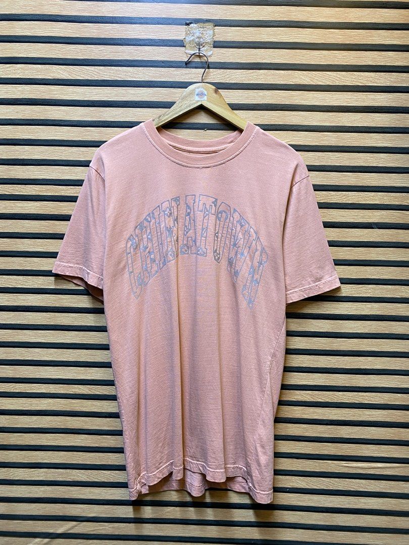 CHINATOWN MARKET TEE (Category: Tshirts & Polo Shirts ) located in Makati City. Submitted by drip.poww (Listing ID 1461088229, Image 1). Description: - Authentic China Town Market - Color: Pink - Size: Large - Dimes: 22x30 - Authentic - Excellent condition - Need wash, fresh from bale - Material: 100% Cotton Please don’t expect too much—these are thrifted (ukay) items. 😊 !!STILL NEGOTIABLE!!.