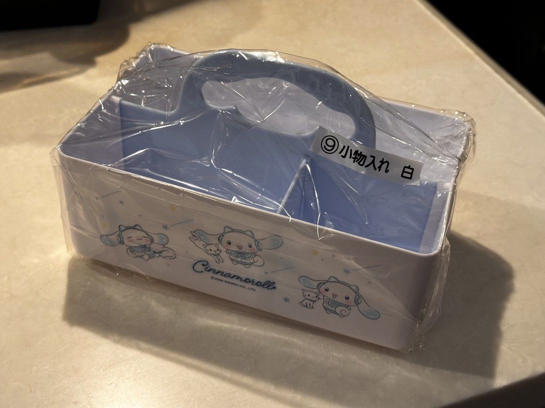 Cinnamoroll - Headphone set (cont’) （分類：其他）位於 Hong Kong。 由 hobbyistart 提交（商品編號 1461063642，圖片 2）。簡介： Hey Cinnamoroll fans! 👋 Check out this super cute Cinnamoroll storage organizer, perfect for keeping your desk or vanity tidy. It's a lovely light blue color with adorable Cinnamoroll graphics all around. It has multiple compartments to hold all your bits and bobs. Also included is a super soft Cinnamoroll headband, perfect for skincare routines o