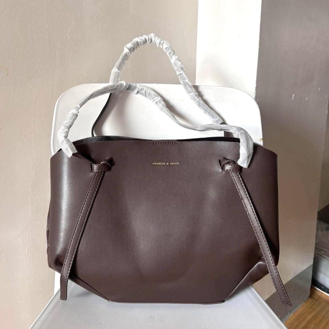 C&K Calla tote (Category: Shoulder Bags) located in Bulacan. Submitted by mykakarizza (Listing ID 1461108159, Image 2). Description: CALLA RESTOCK✨✨ ₱950 onlyy C&K Calla tote Strap drop length 31 cm Strap length 66 cm Width 18-40 cm Depth 10 cm Height 23 cm Add paperbag 100 📸 Actual pics! 🙋🏻‍♀️ ─── ✦ ─── ✦ ─── ✦ ─── ✦ ─── 🛍️ LOOKING FOR MORE RESELLERS 🛍️ ✨ Buy 3 pcs of ANY items — FREE SHIPPING NA!🚚 ✨ Buy 10 items → FREE SF + ₱50 OFF EACH! 