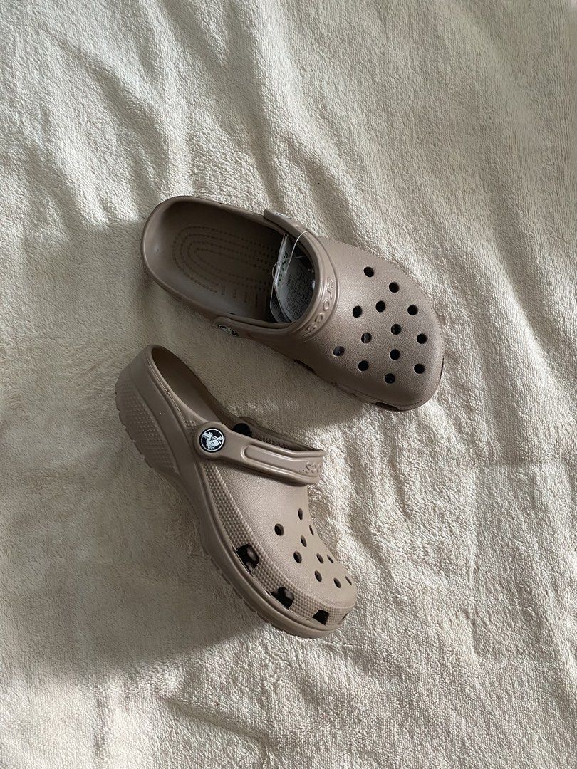 Classic clog brown (Category: Slippers and slides) located in Davao. Submitted by sweeetooth10 (Listing ID 1460943341, Image 1). Description: Palugi sale Brandnew complete dust bag Size: m4 w6.