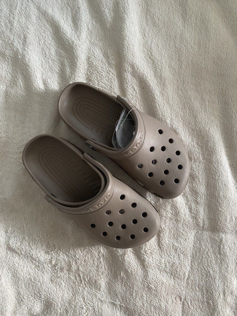 Classic clog brown (Category: Slippers and slides) located in Davao. Submitted by sweeetooth10 (Listing ID 1460943341, Image 3). Description: Palugi sale Brandnew complete dust bag Size: m4 w6.