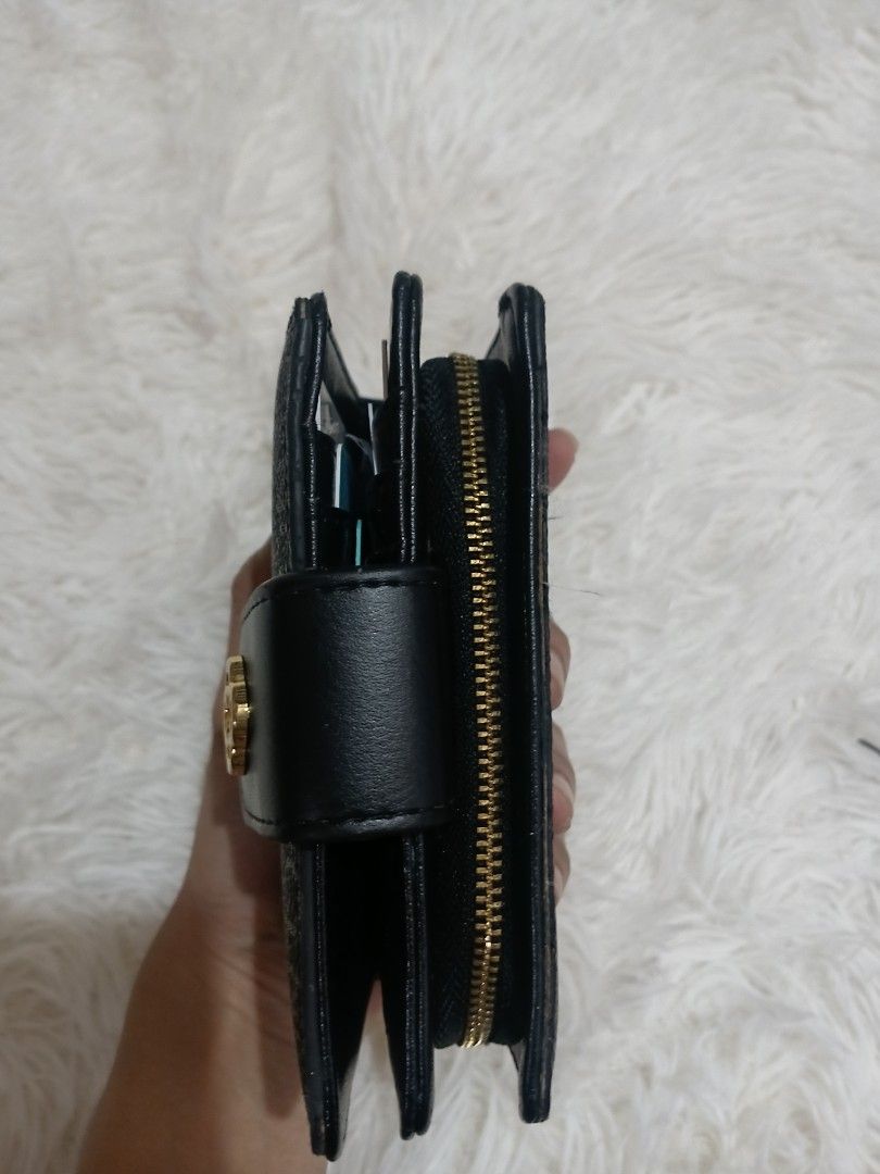CLN CALANTHE WALLET (Category: Wallets & Card holders) located in Quezon City. Submitted by strollersshop (Listing ID 1460964410, Image 2). Description: FOR SALE CLN CALANTHE WALLET WIRH BOX.