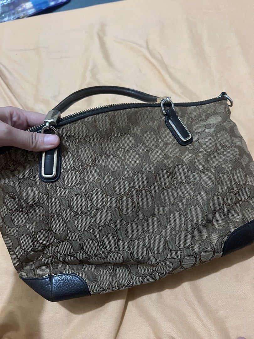 Coach (Category: Shoulder Bags) located in Caloocan City. Submitted by livewater_8e02d1 (Listing ID 1460928264, Image 3). Description: • Preloved Coach Kelsey F36181 • No sling/crossbody strap included • Issues/rubs are already shown in the pictures • Selling as is • bawal sa maselan •slightly negotiable .