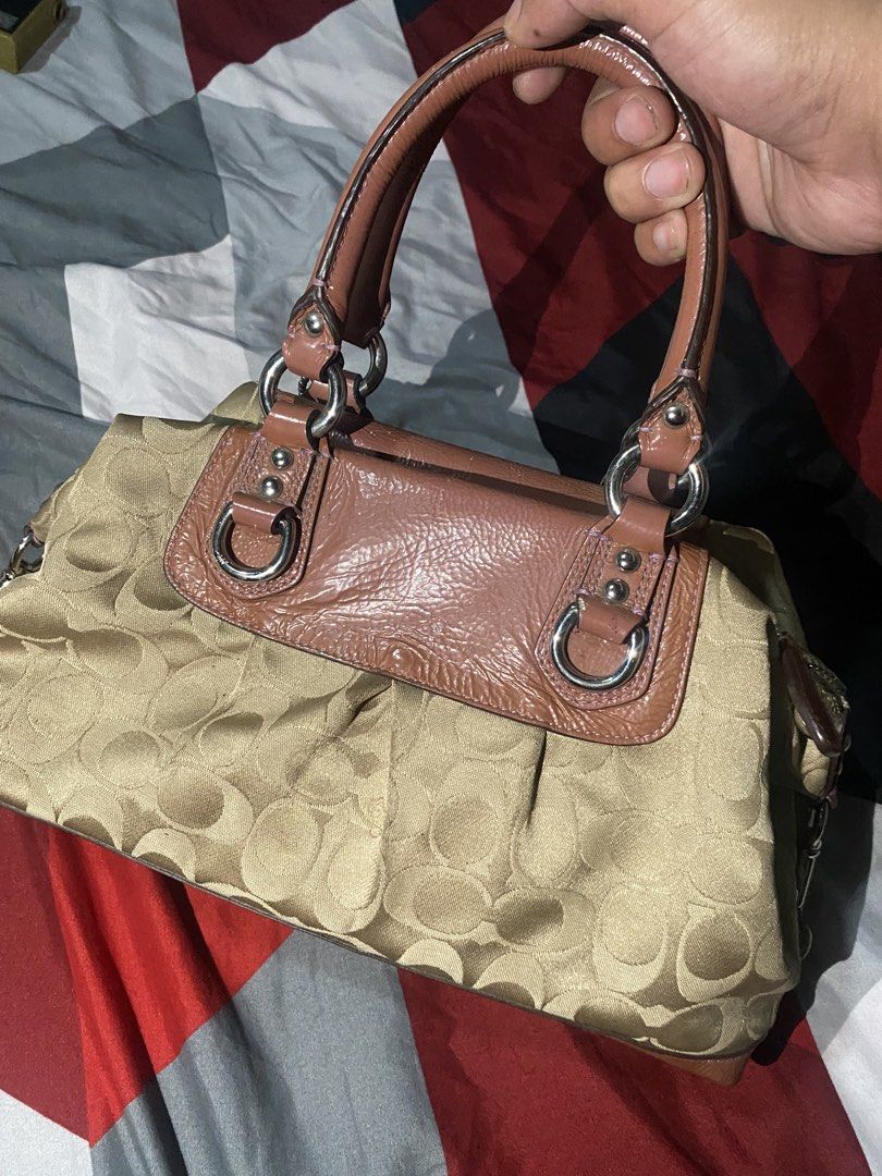 COACH (Category: Luxury Bags & Wallets) located in Manila. Submitted by https_uno (Listing ID 1461055177, Image 3). Description: Dm for more dets AS NEW!.