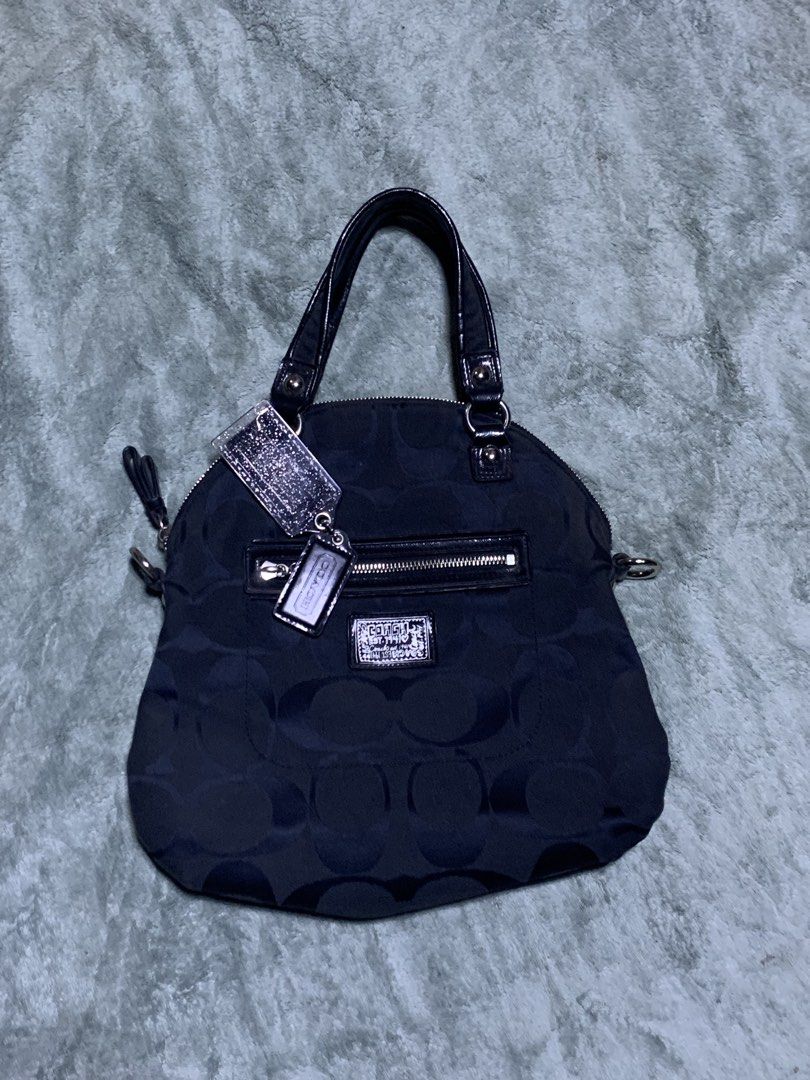 Coach bag (Category: Luxury Bags & Wallets) located in Mambusao. Submitted by naze77 (Listing ID 1461056222, Image 1). Description: Coach bag No issue Asnew condition .