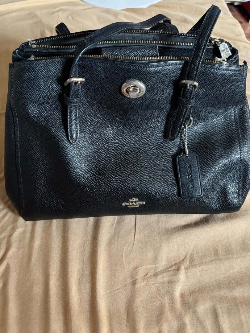 Coach carryall turnlock bag (Category: Purses & Pouches) located in Manila. Submitted by viernesder32801 (Listing ID 1460984125, Image 3). Description: Authentic vintage coach bag Signs of usage esp in the leather strap Valenzuela/caloocan location.