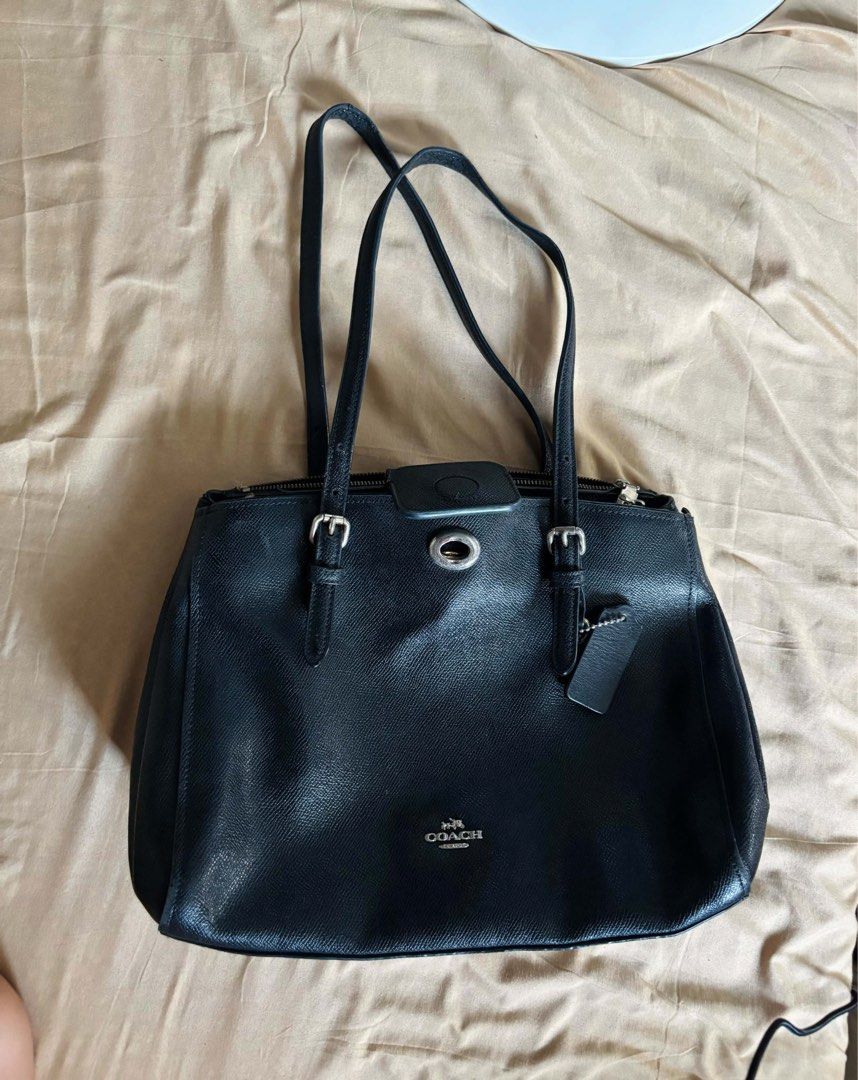 Coach carryall turnlock bag (Category: Purses & Pouches) located in Manila. Submitted by viernesder32801 (Listing ID 1460984125, Image 1). Description: Authentic vintage coach bag Signs of usage esp in the leather strap Valenzuela/caloocan location.
