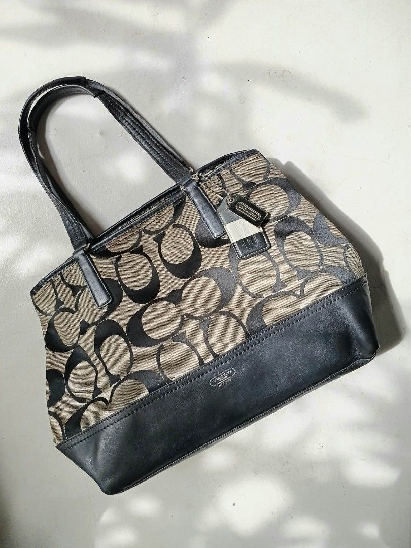 COACH HAMPTON TOTE BAG (Category: Shoulder Bags) located in Las Pinas. Submitted by pinkunicorn_8d4fc6 (Listing ID 1461023107, Image 1). Description: NO ISSUE, NEED WASH ONLY ❤ NEGOTIABLE, DROP OFFER <3.