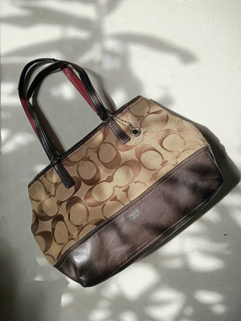 COACH HAMPTON TOTE BAG (Category: Shoulder Bags) located in Las Pinas. Submitted by pinkunicorn_8d4fc6 (Listing ID 1461023107, Image 2). Description: NO ISSUE, NEED WASH ONLY ❤ NEGOTIABLE, DROP OFFER <3.