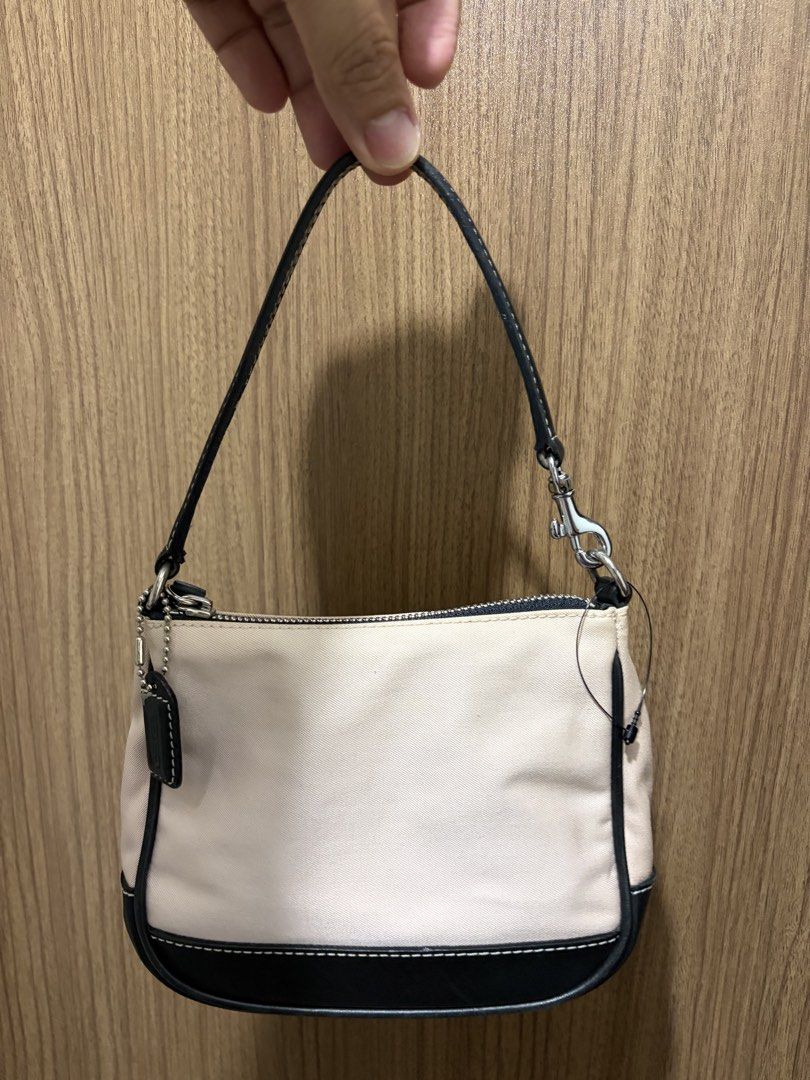 *Coach Hamptons Mini Demi 7704* (Category: Luxury Bags & Wallets) located in Mandaluyong City. Submitted by localbudol (Listing ID 1461069430, Image 1). Description: .
