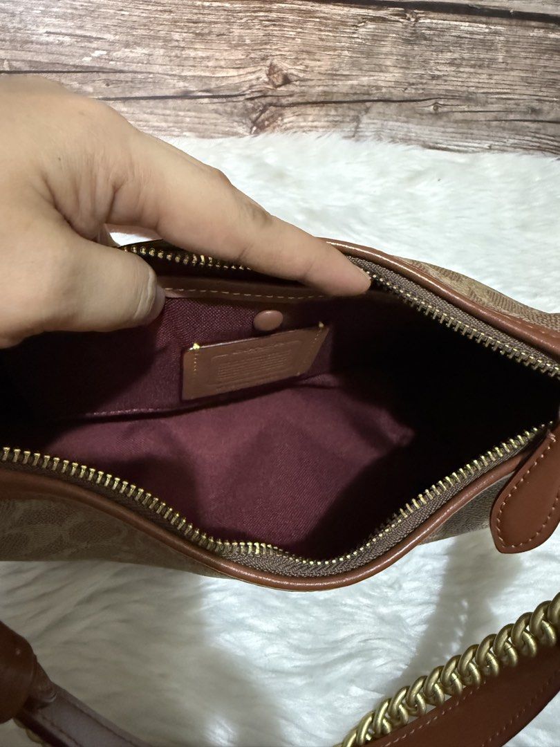 Coach Juliet 25 (Category: Cross-body Bags) located in Pasig City. Submitted by akmonlineboutique (Listing ID 1461043270, Image 2). Description: Preloved like new used once only 💯guaranteed original with tag 3 straps apakaganda nito in ferson 😍 hard to let go 🥹 Pasig loc mine now pay now. no reservation Pass sa barat .