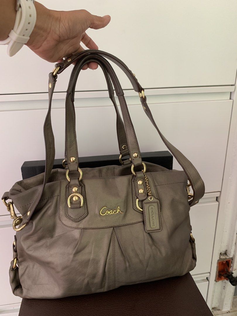 Coach Leather Shoulder Bag Two way (Category: Tote Bags) located in Taguig. Submitted by madisam (Listing ID 1460969849, Image 1). Description: Preloved Original Coach Clear in pics no flaws only sign of usage Size Hieght:11 inches Widht:16 inches .