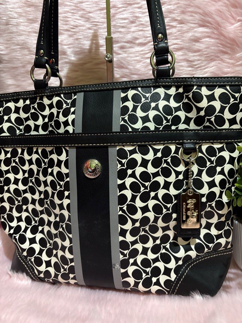 Coach shoulder tote bag (Category: Shoulder Bags) located in Tuguegarao City. Submitted by closet_jz (Listing ID 1460922667, Image 3). Description: .