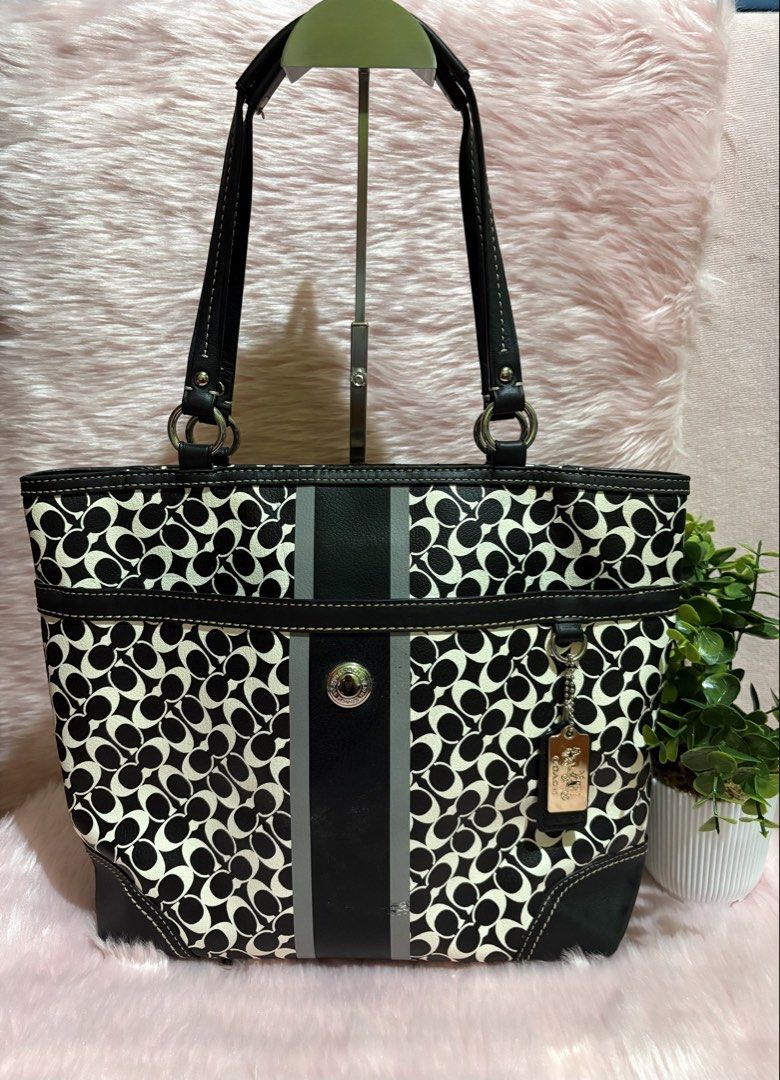 Coach shoulder tote bag (Category: Shoulder Bags) located in Tuguegarao City. Submitted by closet_jz (Listing ID 1460922667, Image 1). Description: .