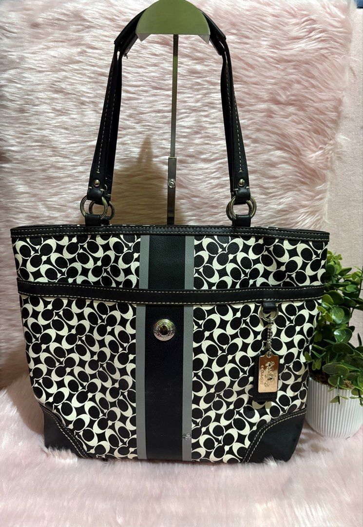 Coach shoulder tote bag (Category: Shoulder Bags) located in Tuguegarao City. Submitted by closet_jz (Listing ID 1460922667, Image 2). Description: .