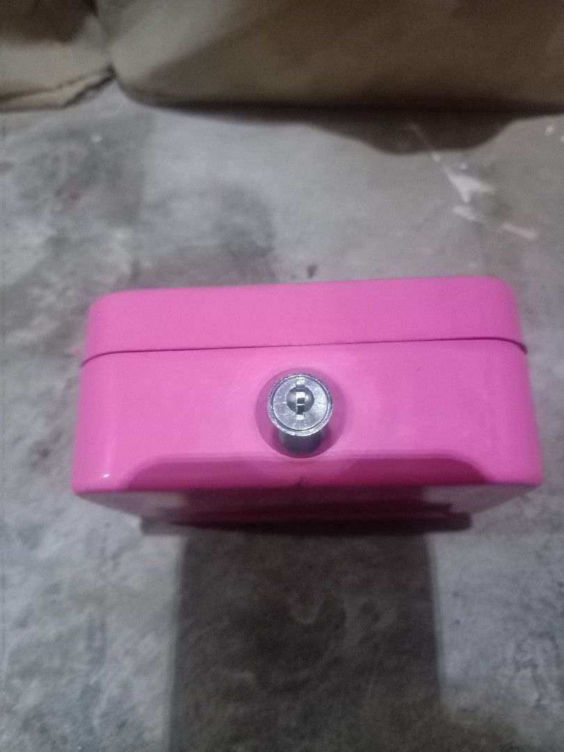 Coin bank with lock (Category: Announcements) located in Manila. Submitted by kirashop_608 (Listing ID 1460947204, Image 2). Description: coinbank with lock.