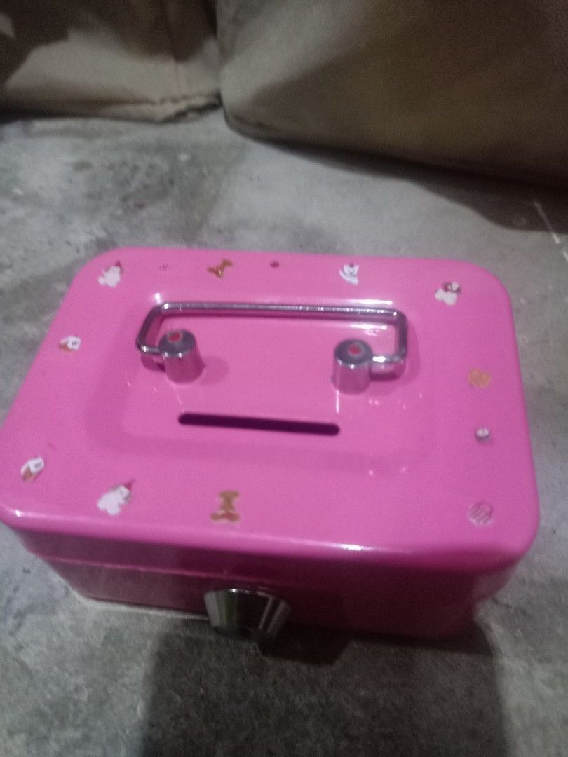 Coin bank with lock (Category: Announcements) located in Manila. Submitted by kirashop_608 (Listing ID 1460947204, Image 3). Description: coinbank with lock.