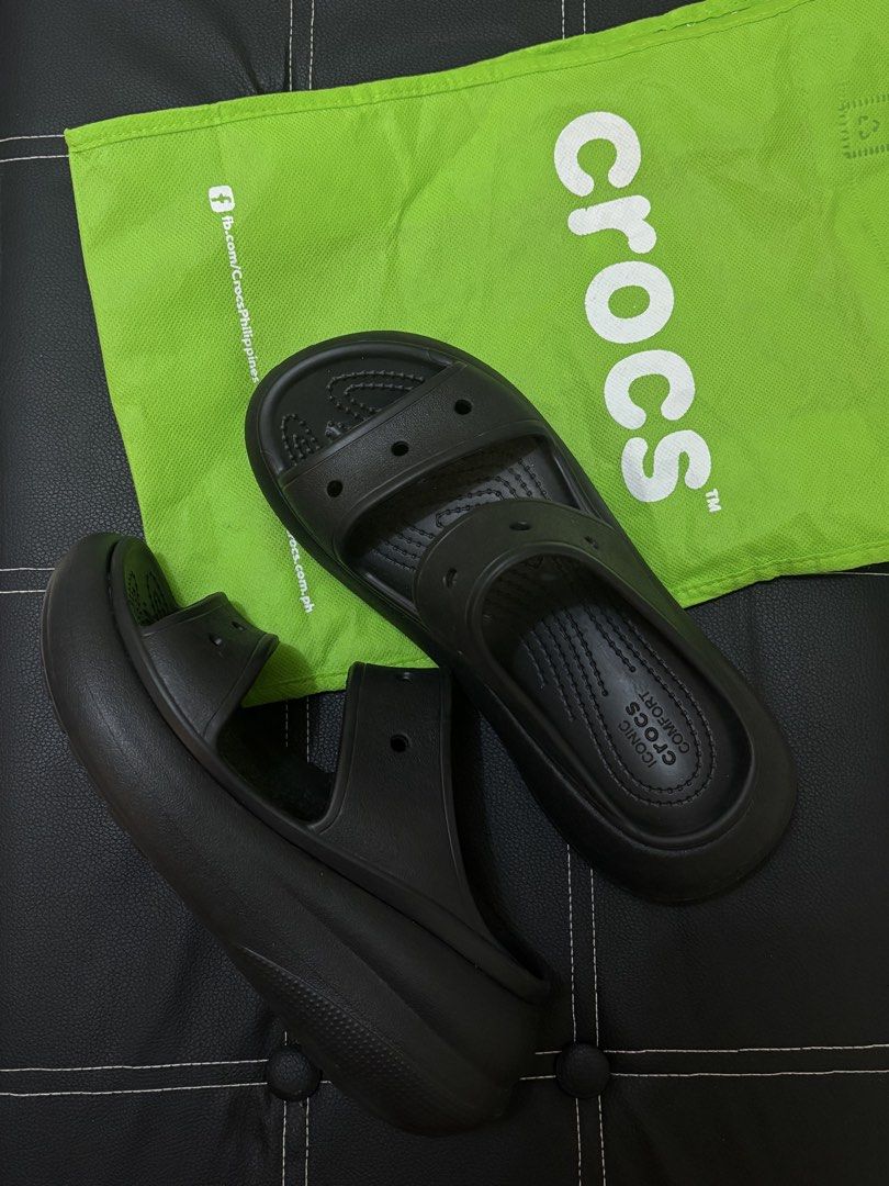 Crocs Crush Clog Sandals Black (Category: Sandals) located in Pasig City. Submitted by jami.declutters (Listing ID 1461047868, Image 2). Description: AUTHENTIC Used once Rfs: wrong size, medyo maluwag sakin SIZE: M4W6 (22cm) With original totebag Bought for ₱3995 Selling for ₱2000 📍Pasig Kapitolyo .