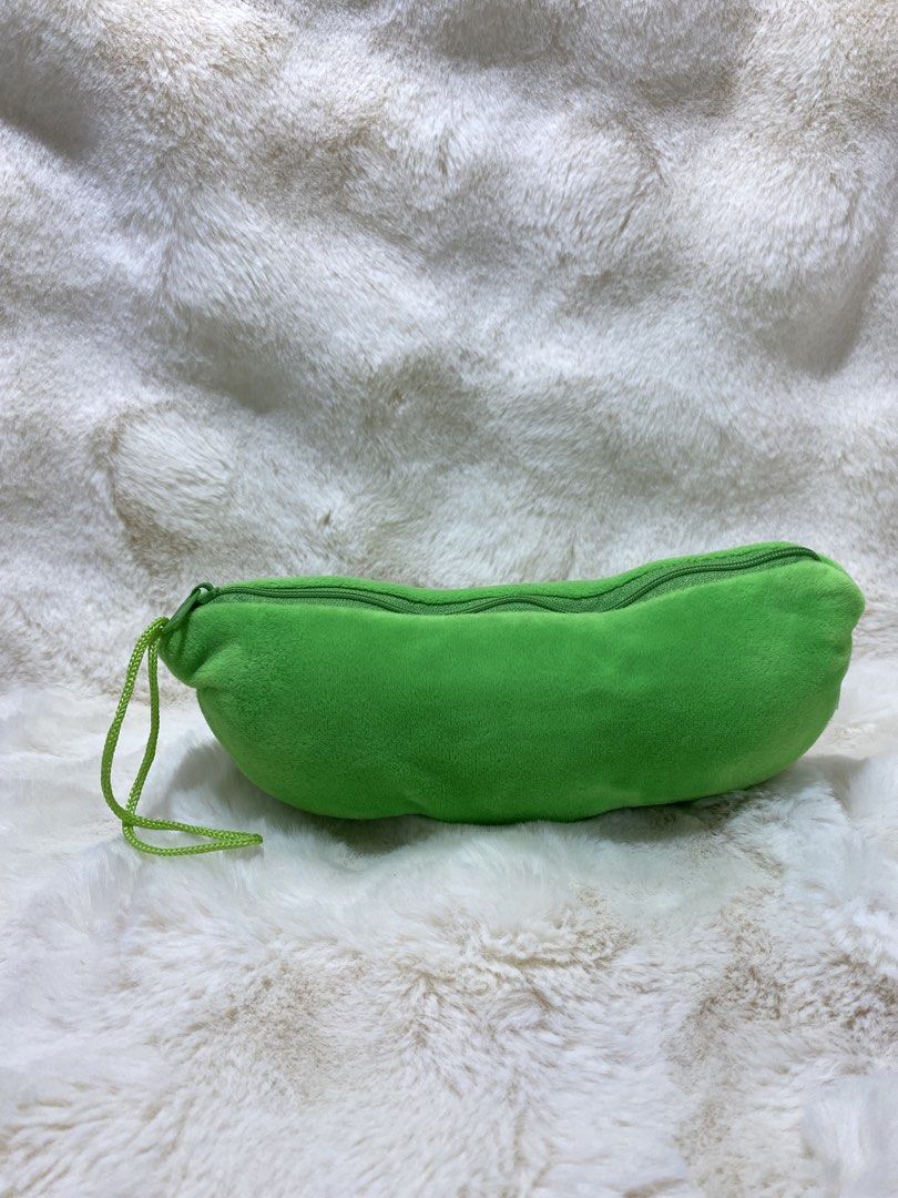 Cute Pea Pod Plush Pencil Case with 3 Peas (Category: Plushies & Soft Toys) located in Kalibo. Submitted by ollie_stuffshop (Listing ID 1460985600, Image 2). Description: Before you send your inquiries: ❗️Last Price is already posted ❗️Manage your expectations, WYSIWYG ❗️May need washing ❗️Dropoff is every Wednesday & Sunday - Adorable pea pod plush pencil case. - Includes 3 cute pea plushies with embroidered faces. - Zips securely to hold statio