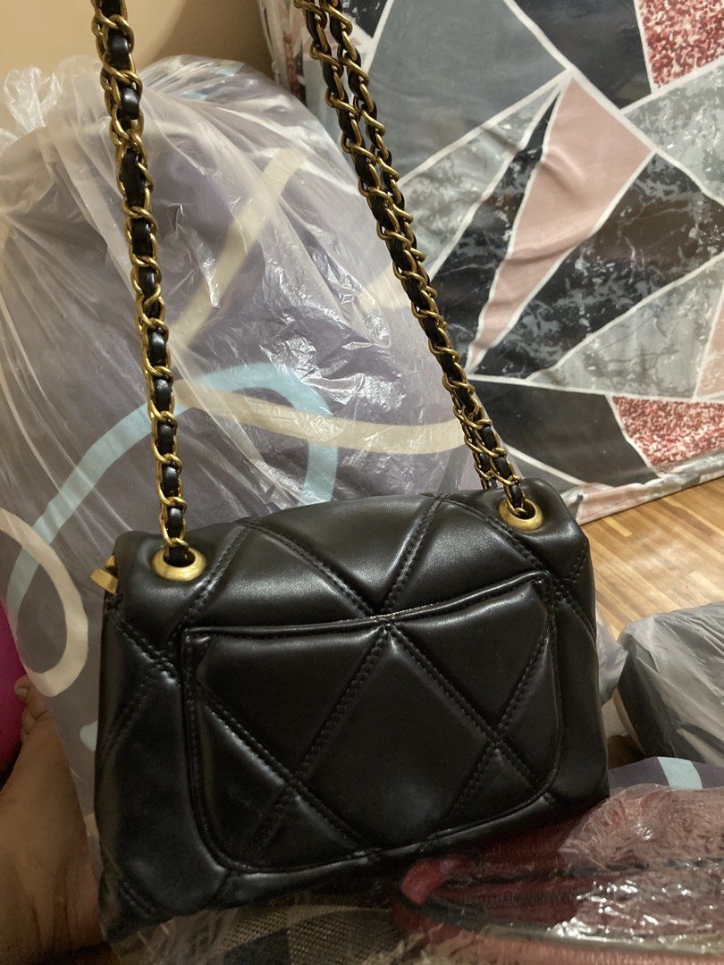 CUWLEA Black Quilted Chain Shoulder Bag (Category: Luxury Bags & Wallets) located in Manila. Submitted by abengjoy30 (Listing ID 1461070289, Image 2). Description: - Elegant black quilted shoulder bag - Features a luxurious gold chain strap - Adorned with a decorative emblem on the front flap - 'CUWLEA' branded zippers for a touch of exclusivity - Ample interior space with convenient zippered compartments.