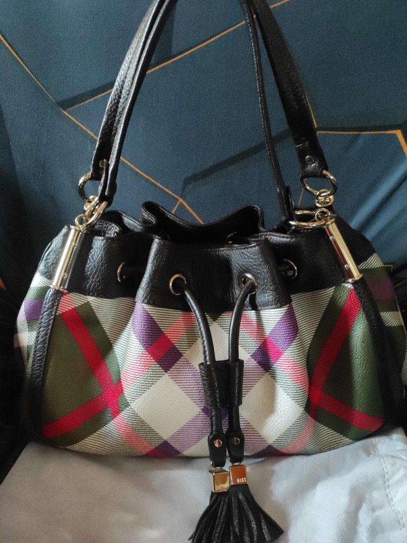 Daks London (bucket bag) (Category: Shoulder Bags) located in Agoo. Submitted by korea_bags (Listing ID 1460926760, Image 1). Description: message me for best price good as new suitable for a gift dust bag included.