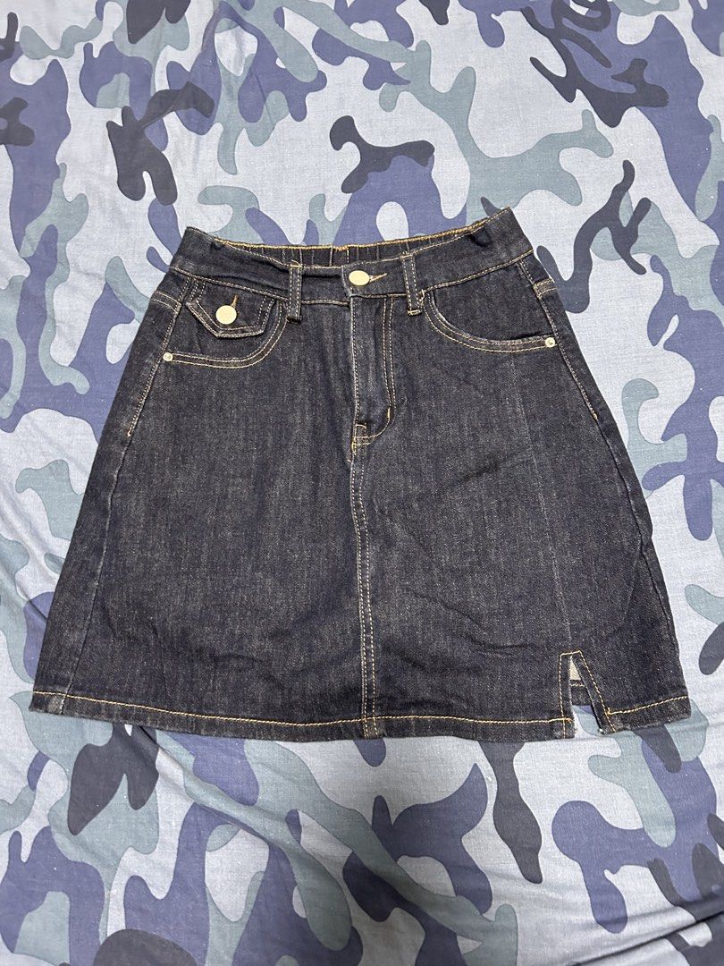 dark denim skirt (Category: Skirts) located in Quezon City. Submitted by manqofloater (Listing ID 1461019982, Image 2). Description: has shorts inside.