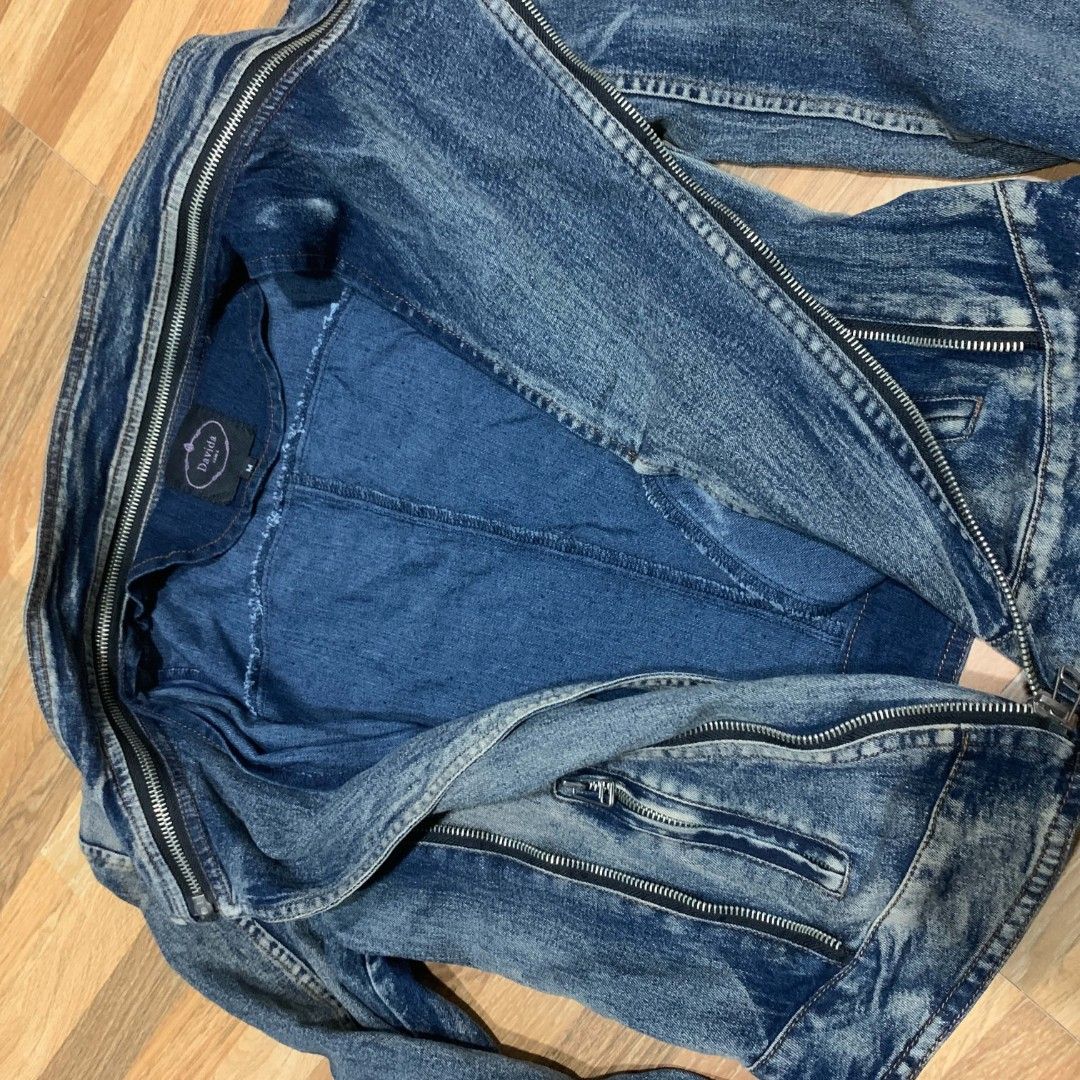 Davida y2k collared zip-detail denim jacket (Category: Coats, Jackets and Outerwear) located in Valencia. Submitted by kentmorgia.462 (Listing ID 1461035179, Image 3). Description: .