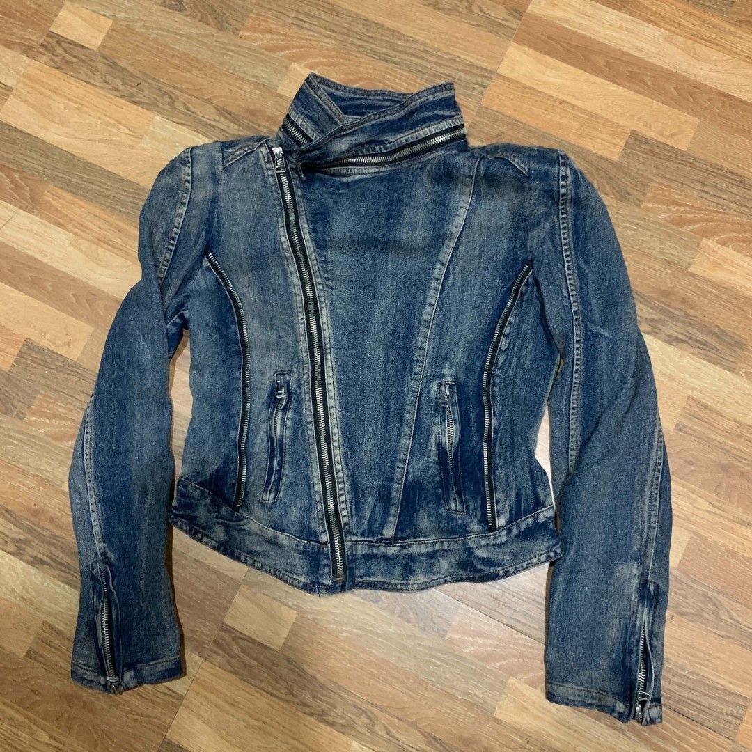 Davida y2k collared zip-detail denim jacket (Category: Coats, Jackets and Outerwear) located in Valencia. Submitted by kentmorgia.462 (Listing ID 1461035179, Image 1). Description: .