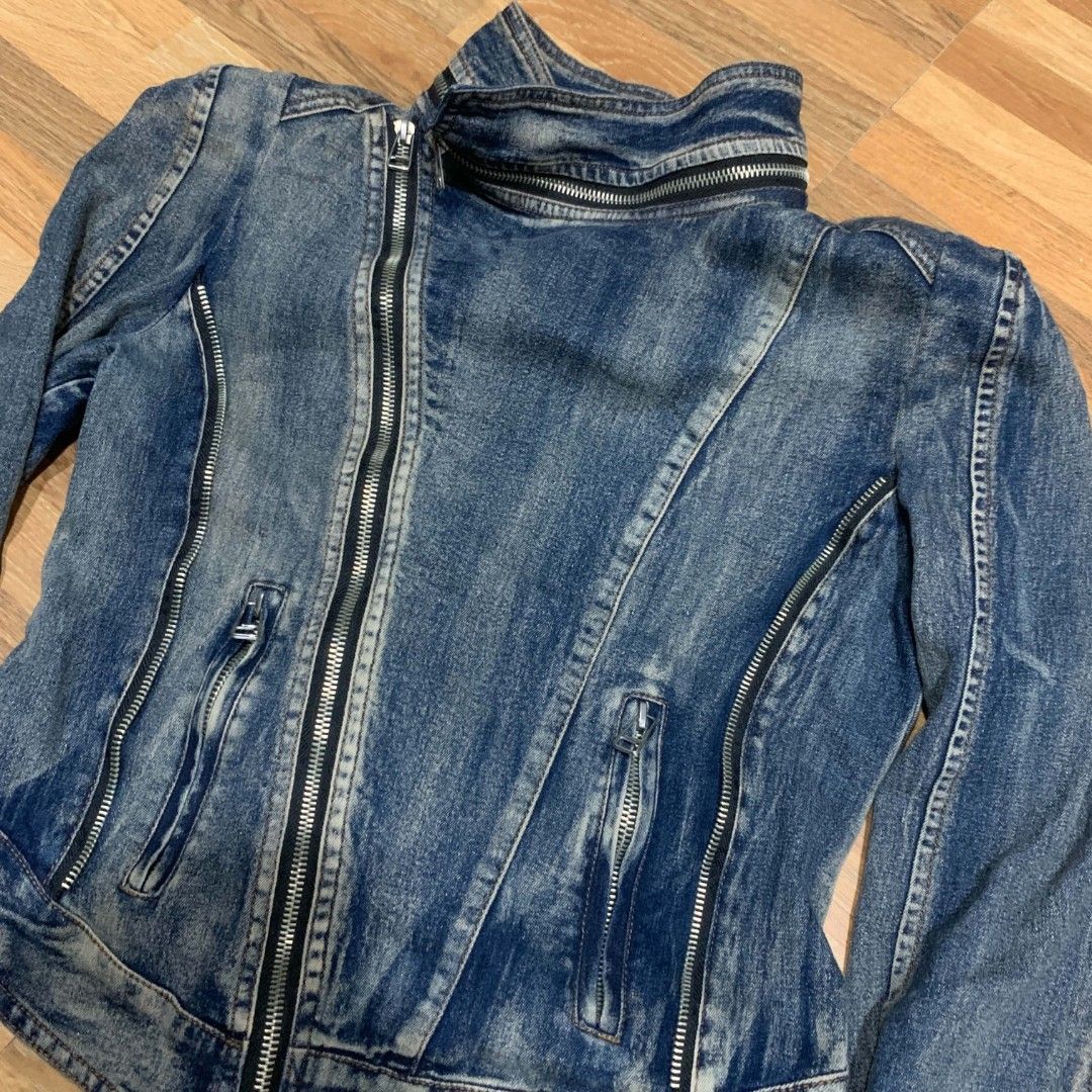 Davida y2k collared zip-detail denim jacket (Category: Coats, Jackets and Outerwear) located in Valencia. Submitted by kentmorgia.462 (Listing ID 1461035179, Image 2). Description: .