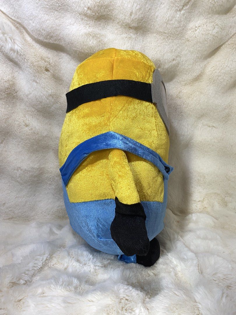 Despicable Me Minion Plush Toy (Category: Plushies & Soft Toys) located in Kalibo. Submitted by ollie_stuffshop (Listing ID 1460940303, Image 2). Description: 44cm x 35cm Before you send your inquiries: ❗️Last Price is already posted ❗️Manage your expectations, WYSIWYG ❗️May need washing ❗️Dropoff is every Wednesday & Sunday - Adorable yellow Minion plush toy from Despicable Me. - Iconic design with blue overalls and goggles. - Made with soft, cu