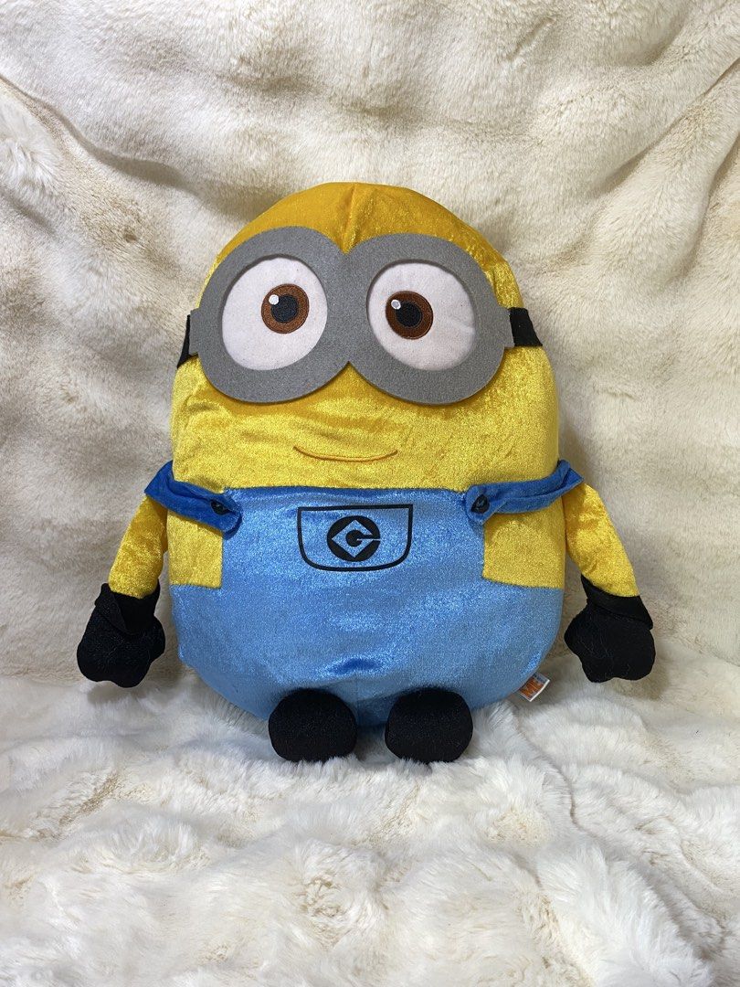Despicable Me Minion Plush Toy (Category: Plushies & Soft Toys) located in Kalibo. Submitted by ollie_stuffshop (Listing ID 1460940303, Image 1). Description: 44cm x 35cm Before you send your inquiries: ❗️Last Price is already posted ❗️Manage your expectations, WYSIWYG ❗️May need washing ❗️Dropoff is every Wednesday & Sunday - Adorable yellow Minion plush toy from Despicable Me. - Iconic design with blue overalls and goggles. - Made with soft, cu