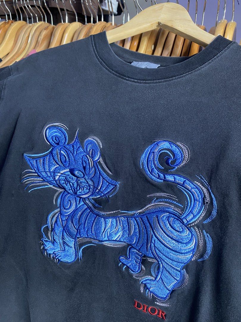 DIOR X Kenny Scharf (Category: Activewear) located in Kalibo. Submitted by rvna23 (Listing ID 1461061848, Image 2). Description: Dior 20 X 25 Vgood Condition 500 Free shipping.