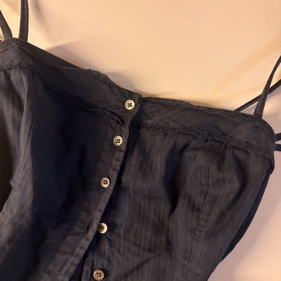 DKNY 100% Cotton button down Top (Category: Sleeveless) located in Quezon City. Submitted by kaelian_couture (Listing ID 1461035077, Image 2). Description: My hard to let go top It’s pretty when u just do 3 button it will look baby doll top.