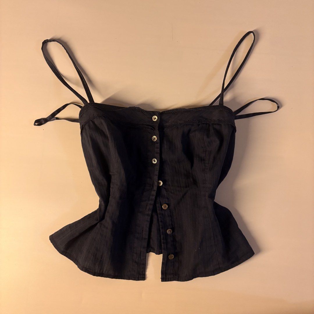 DKNY 100% Cotton button down Top (Category: Sleeveless) located in Quezon City. Submitted by kaelian_couture (Listing ID 1461035077, Image 1). Description: My hard to let go top It’s pretty when u just do 3 button it will look baby doll top.