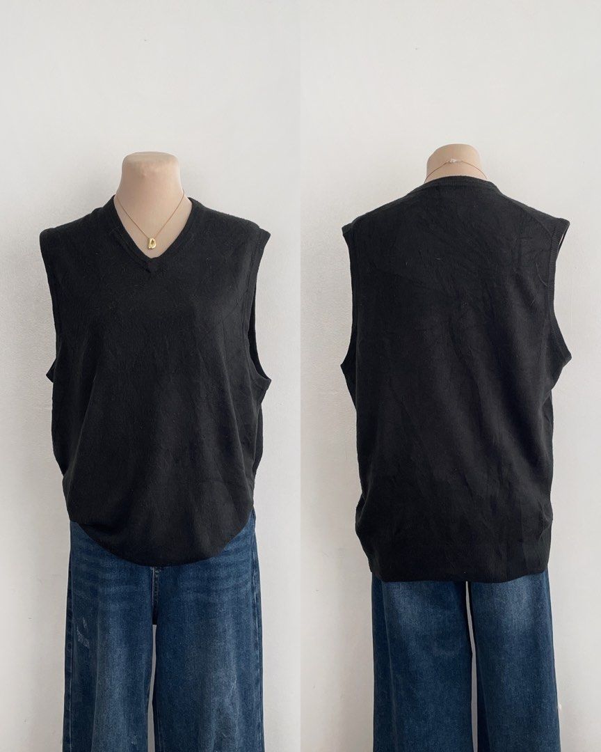 dockers black vest (Category: Sleeveless) located in Manila. Submitted by spankmemingyu (Listing ID 1461095099, Image 1). Description: xs-sl.