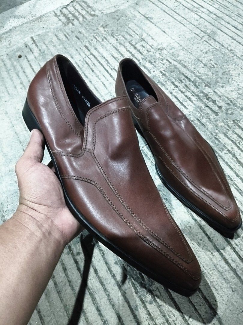 Dolce &Gabbana (Category: Casual Shoes) located in Mandaue City. Submitted by prekfinds (Listing ID 1461039628, Image 2). Description: Dolce & Gabbana Slip-on Elongated shoes Excellentcondition Size: 9.5Us Crispy pa mga boss No issue.