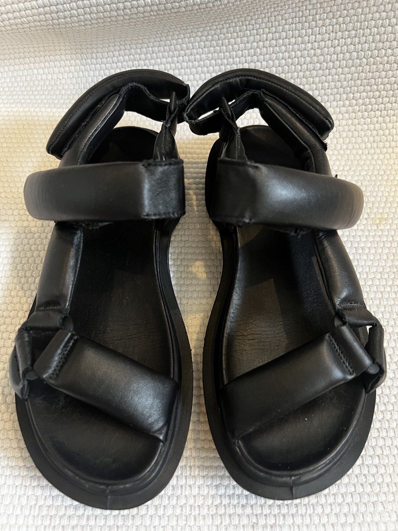 ECCO Off-road Leather Walking Sandals (Category: Flats & Sandals) located in Muntinlupa City. Submitted by wee_n_mutsi (Listing ID 1460944811, Image 1). Description: - Ecco’s Off-road, in collaboration with Natacha Ramsay-Levi, is designed for the discerning - Features: Puffy premium leather for a comfy stride - Fit: Adjustable straps for a secure and personalized fit - Ecco Phorene midsole helps to absorb shock and cushion your every step - Styl