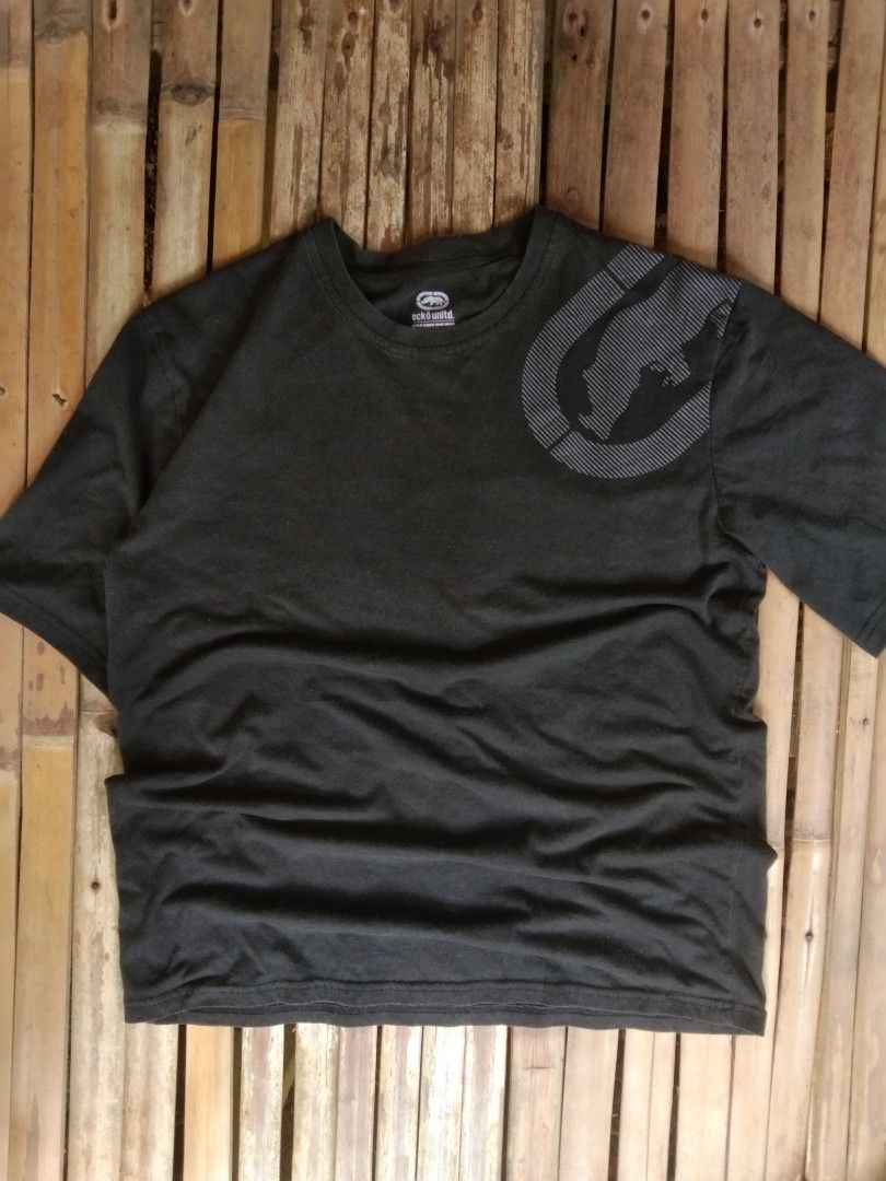 Eckō black side script tee (Category: Tshirts & Polo Shirts ) located in Aloran. Submitted by ingsikthrifting (Listing ID 1460932503, Image 1). Description: Eckō black tee Very good condition Issue just lint hindi namn lala Color rate 9/10 Width 20 Length 25.