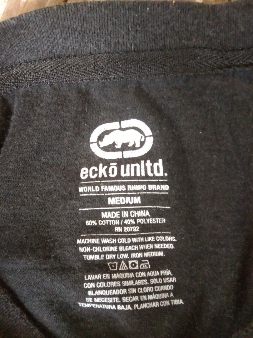 Eckō black side script tee (Category: Tshirts & Polo Shirts ) located in Aloran. Submitted by ingsikthrifting (Listing ID 1460932503, Image 3). Description: Eckō black tee Very good condition Issue just lint hindi namn lala Color rate 9/10 Width 20 Length 25.