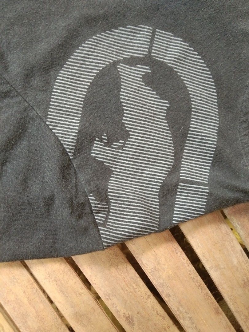 Eckō black side script tee (Category: Tshirts & Polo Shirts ) located in Aloran. Submitted by ingsikthrifting (Listing ID 1460932503, Image 2). Description: Eckō black tee Very good condition Issue just lint hindi namn lala Color rate 9/10 Width 20 Length 25.