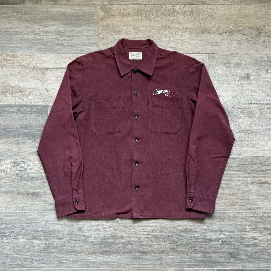 RADIALL CHAIN STITCH EMBROIDERED LONG SLEEVE SHIRT JAPAN REPRO MAROON BURGUNDY CLASSIC WORKER WORK BUTTON DOWN OPEN COLLAR SHIRTS TOKYO （分類：T-shirt、恤衫、有領衫）位於 Hong Kong。 由 original_garden 提交（商品編號 1460966746，圖片 3）。簡介： RADIALL Open Collar Work Shirt Japan Tokyo Brand 胸前刺繡細節 “Johnny 50” 背後則有美式經典字樣 “un Dead Smokin’ Club” Chain Stitch 繡花字 Made in Japan 購於日本 Nice Color Size : M (15-15 1/2) Measurements 詳細尺寸如下： 膊頭至膊頭：44 cm 腋下至腋下：52 cm 膊頭至手袖：60 cm 後領至衫腳：6