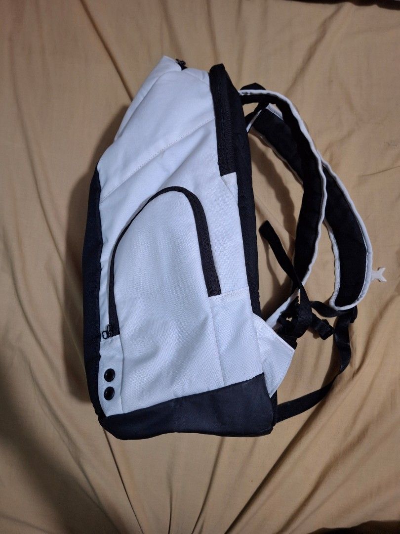ELITE BAG V2 WHITE GOLD (Category: Backpacks) located in Manila. Submitted by thriftttitems (Listing ID 1461016220, Image 3). Description: PM FOR MORE DETAILS NEGOTIABLE WALA SIYANG DREADS PERO ALL GOODS NAMAN YUNG MGA ZIPPERS PWEDE DIN PAG SWAP.