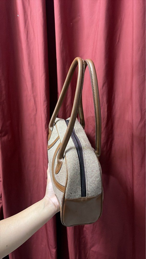 Erena Shoulder Bag (Category: Shoulder Bags) located in Carmona. Submitted by camille.02 (Listing ID 1461036774, Image 3). Description: - with minor issues.