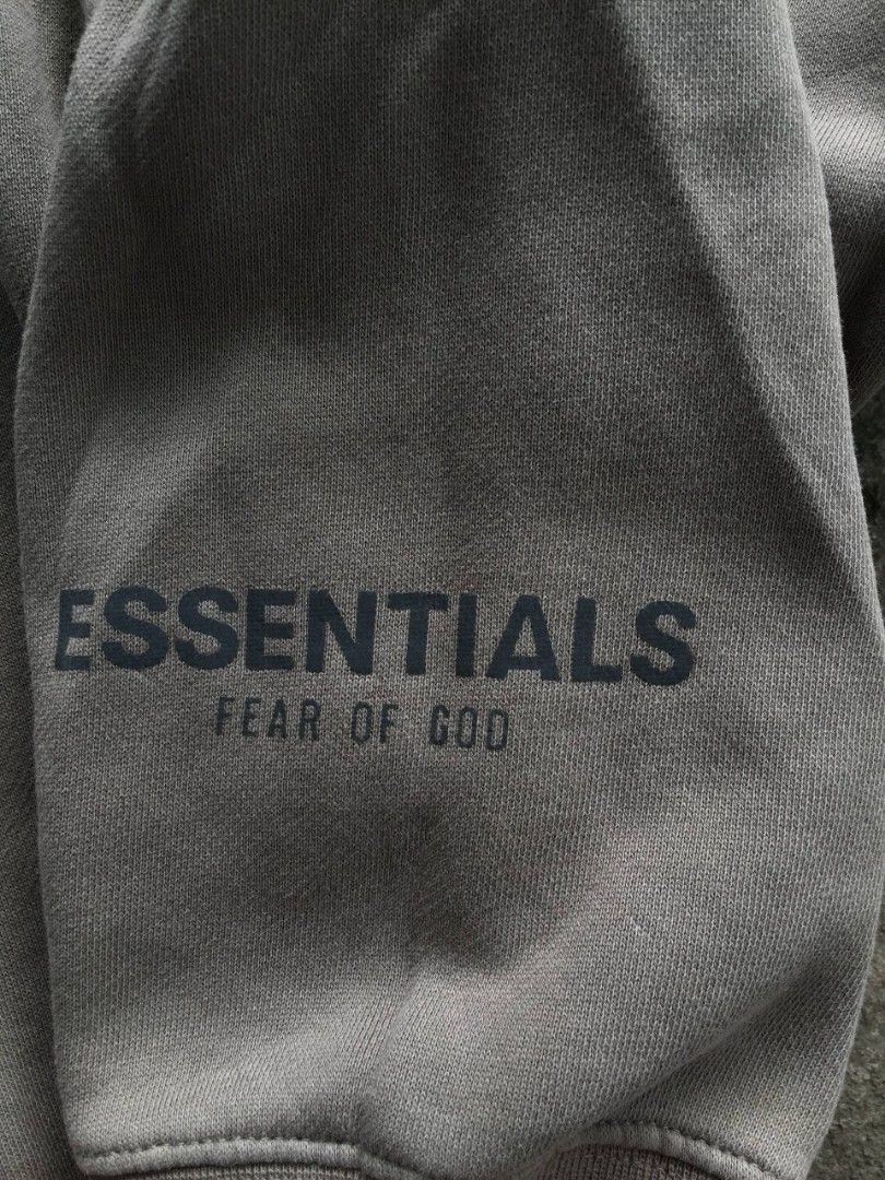 Essentials (Category: Luxury Apparel) located in Calamba. Submitted by mysticcat-5ccee5 (Listing ID 1460995609, Image 3). Description: 📌Essentials FOG Rubber Script Hoodie Size Small Dimes📏 Length:27 Width:26 Excellent to Good Condition 8.5/10 Cr Pinhole 💸1299+Shipping Fee 📌Calamba, Laguna.