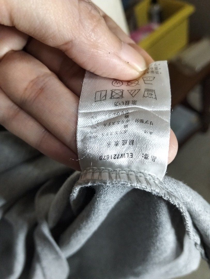 Everlast (Category: Tshirts & Polo Shirts ) located in Malolos. Submitted by rthrift2026 (Listing ID 1461002618, Image 3). Description: with sign of usage neck part.