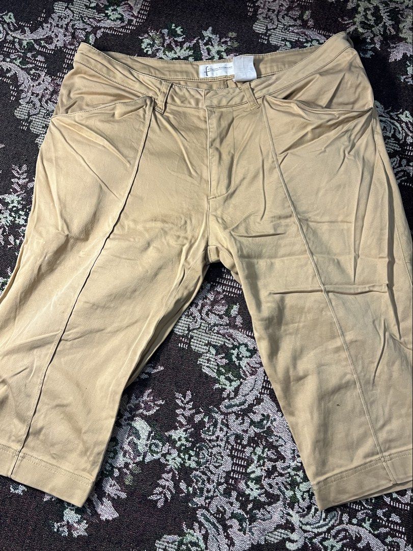 Felissimo Collection Beige Chino Shorts (Category: Shorts) located in Manila. Submitted by sennisen (Listing ID 1461087741, Image 1). Description: - Beige chino shorts from Felissimo Collection - Classic and comfortable fit - Features two front pockets - Ideal for casual wear - Versatile: pairs easily with any top.